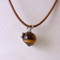 Frog ball pendant Tiger Eye leather cord necklace 第3張的照片