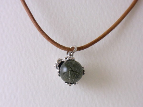 Frog ball pendant green rutile quartz leather cord necklace 第3張的照片