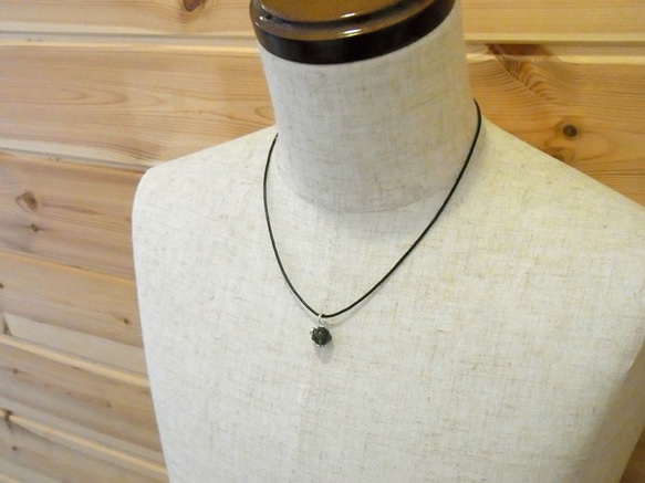 Frog ball pendant green rutile quartz leather cord necklace 第5張的照片