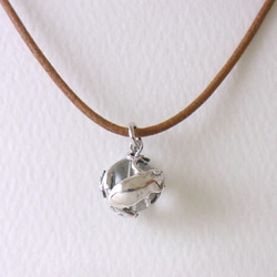 Frog ball pendant silver rutile quartz leather cord necklace 第2張的照片