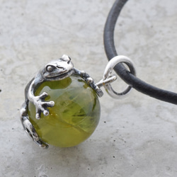 Frog ball pendant peridot leather cord necklace 第1張的照片