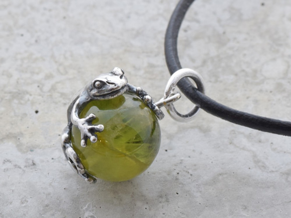 Frog ball pendant peridot leather cord necklace 第1張的照片