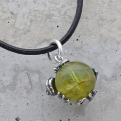 Frog ball pendant peridot leather cord necklace 第2張的照片
