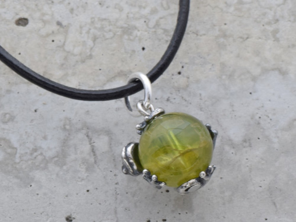 Frog ball pendant peridot leather cord necklace 第2張的照片