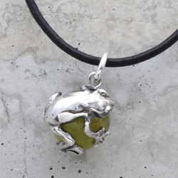 Frog ball pendant peridot leather cord necklace 第3張的照片