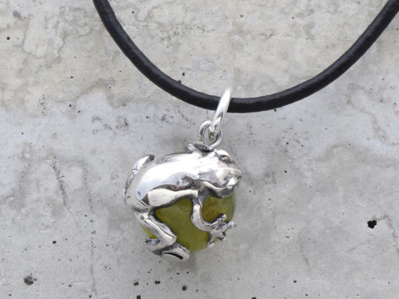 Frog ball pendant peridot leather cord necklace 第3張的照片