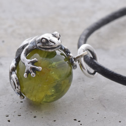 Frog ball pendant peridot leather cord necklace 第4張的照片