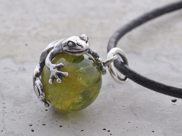 Frog ball pendant peridot leather cord necklace 第4張的照片