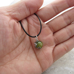 Frog ball pendant peridot leather cord necklace 第5張的照片