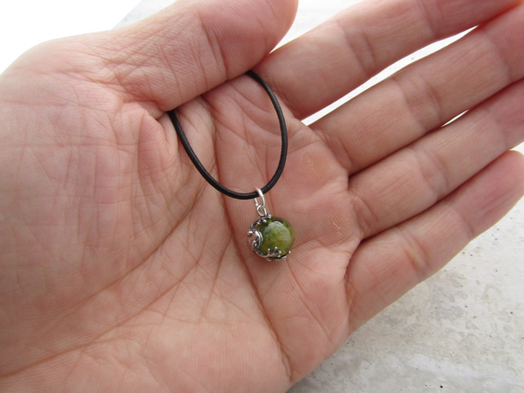 Frog ball pendant peridot leather cord necklace 第5張的照片