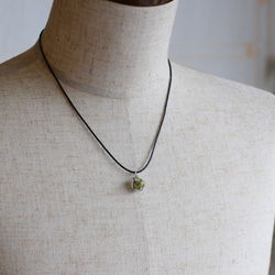 Frog ball pendant peridot leather cord necklace 第7張的照片