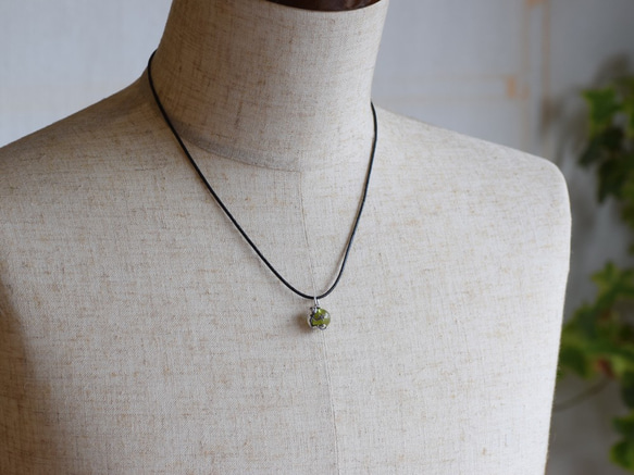 Frog ball pendant peridot leather cord necklace 第7張的照片