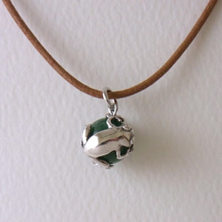 Frog ball pendant aventurine leather cord necklace 第2張的照片