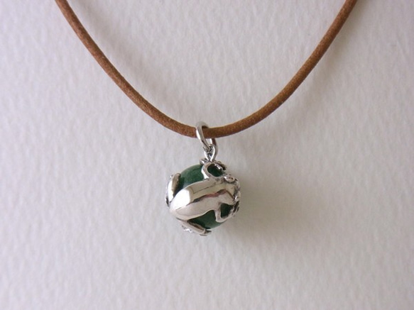 Frog ball pendant aventurine leather cord necklace 第2張的照片
