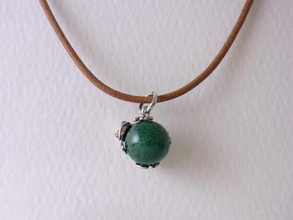 Frog ball pendant aventurine leather cord necklace 第3張的照片