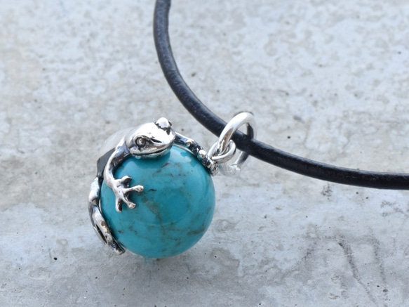 Frog ball pendant turquoise leather cord Necklace 第1張的照片