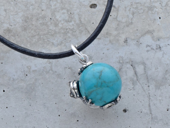 Frog ball pendant turquoise leather cord Necklace 第2張的照片