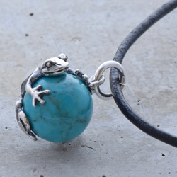 Frog ball pendant turquoise leather cord Necklace 第4張的照片