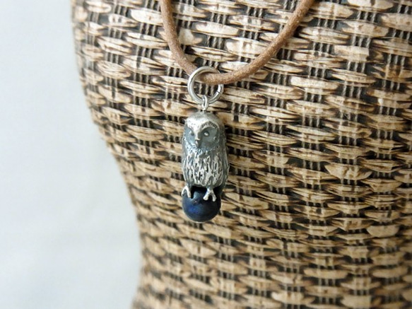 Owl pendant lapis lazuli leather cord necklace 第1張的照片