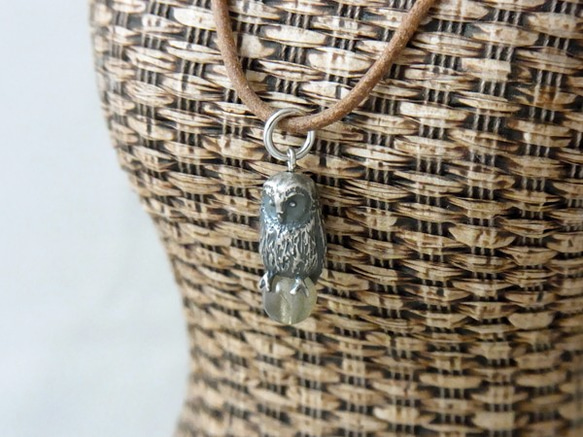 Owl pendant labradorite leather cord necklace 第1張的照片