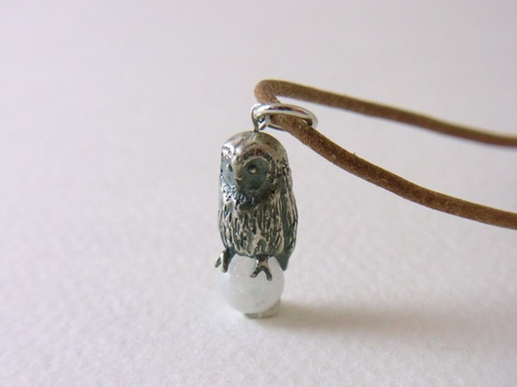 Owl pendant Blue Moon Stone leather cord necklace 第2張的照片