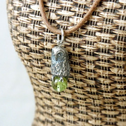 Owl pendant peridot leather cord necklace 第1張的照片