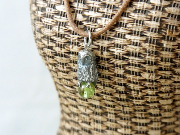 Owl pendant peridot leather cord necklace 第1張的照片