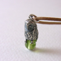 Owl pendant peridot leather cord necklace 第2張的照片