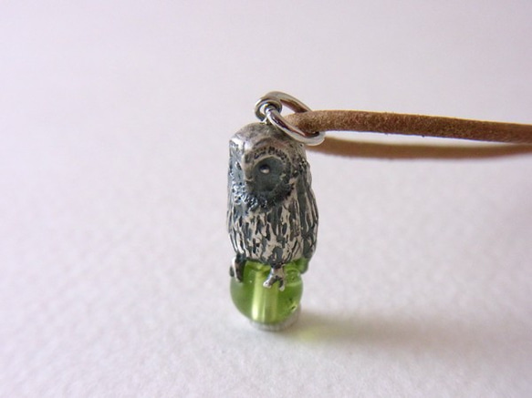 Owl pendant peridot leather cord necklace 第2張的照片