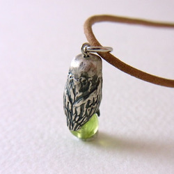 Owl pendant peridot leather cord necklace 第3張的照片