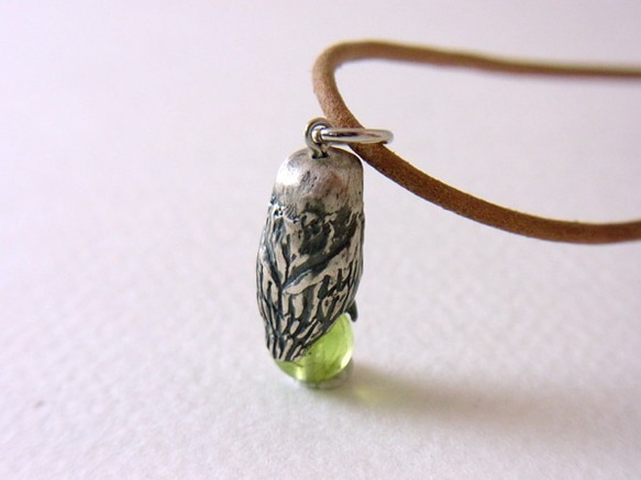 Owl pendant peridot leather cord necklace 第3張的照片