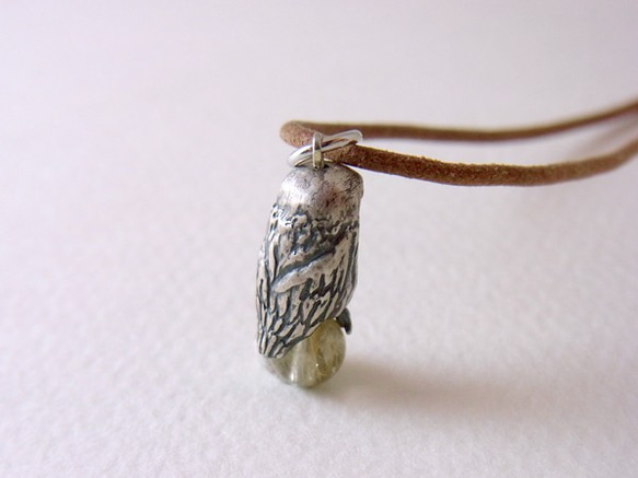 Owl pendant gold rutile quartz leather cord necklace 第3張的照片