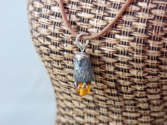 Owl pendant amber leather cord necklace 第1張的照片