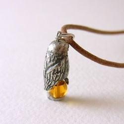 Owl pendant amber leather cord necklace 第3張的照片