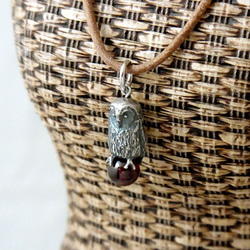 Owl pendant load light garnet leather cord necklace 第1張的照片