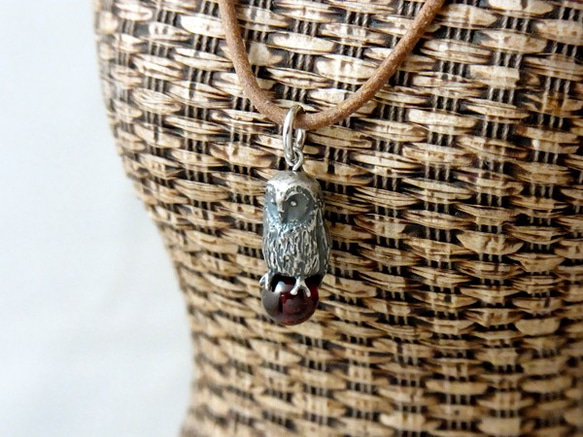 Owl pendant load light garnet leather cord necklace 第1張的照片