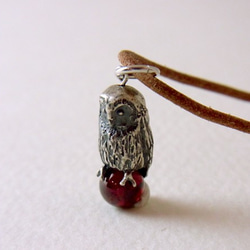 Owl pendant load light garnet leather cord necklace 第2張的照片