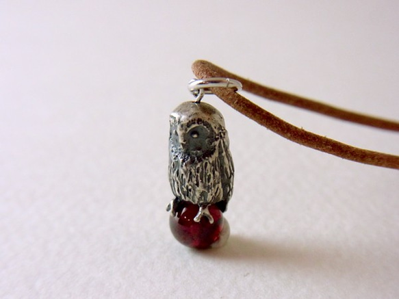 Owl pendant load light garnet leather cord necklace 第2張的照片