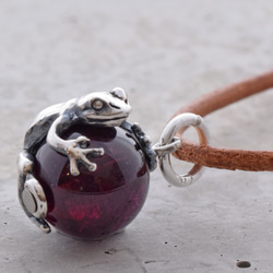 蛙(カエル)玉ペンダント　ロードライトガーネット　革ヒモネックレス付き 4枚目の画像