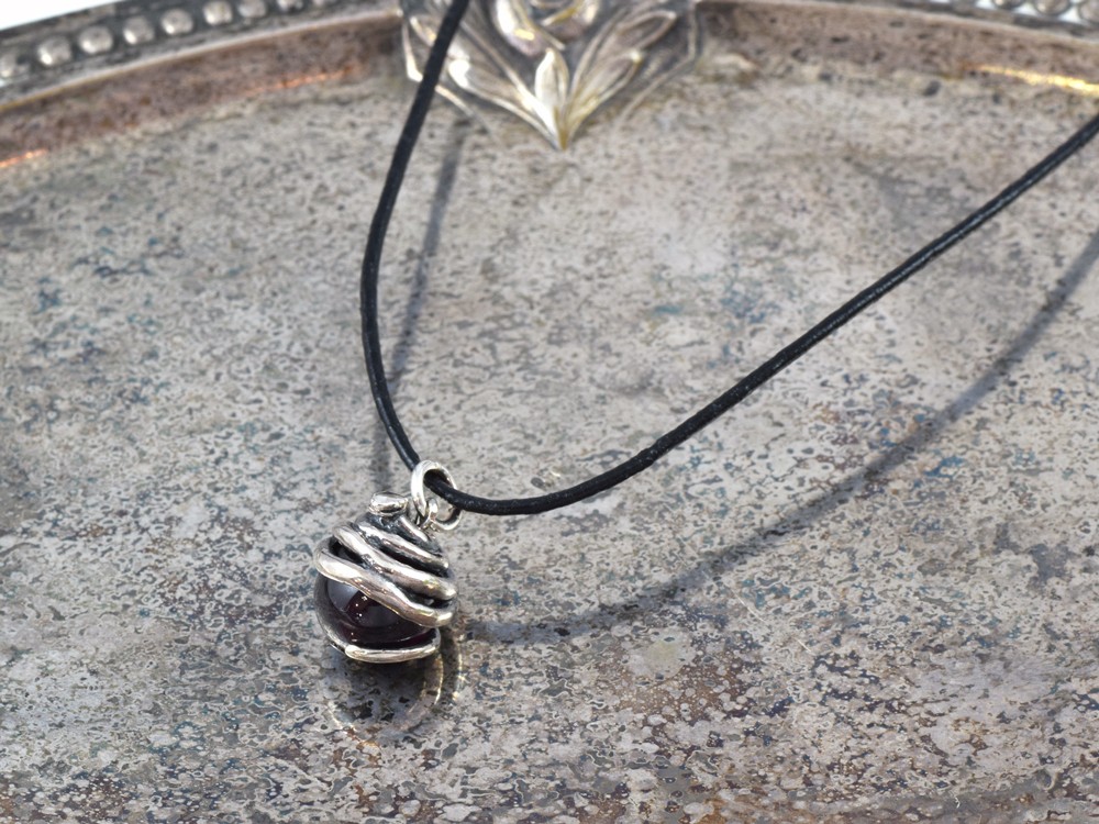 蛇(ヘビ)玉ペンダント　ロードライトガーネット　革ヒモネックレス付き