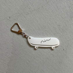 ○ Skateboard key chain ○ White 1枚目の画像