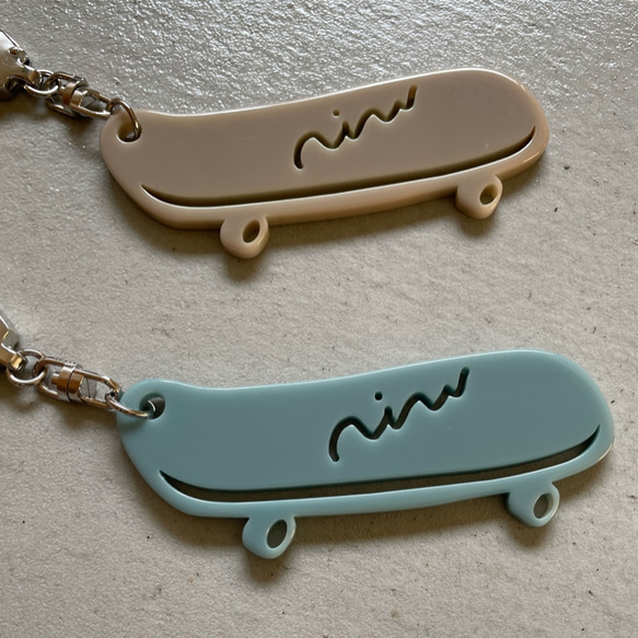 ○ Skateboard key chain ○ Pearl gray 3枚目の画像
