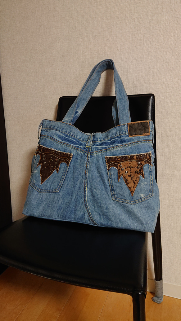 底板。ストラップ付き 綺麗めブルー デニムリメイクバッグ