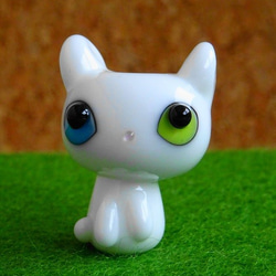 とんぼ玉の白猫(オッドアイ) B 3枚目の画像