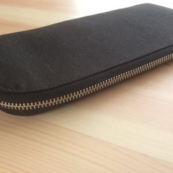 シンプルスリムな綿麻長財布　Ｌ字ファスナー　黒 1枚目の画像