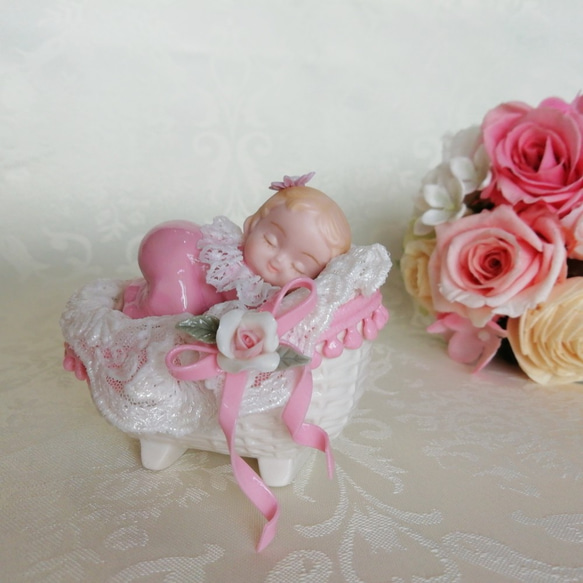 【SOLD】幸せベビー《ピンク》【磁器 人形 レース ドール】　赤ちゃん　出産祝い　プレゼント　癒し　ラブリー 2枚目の画像