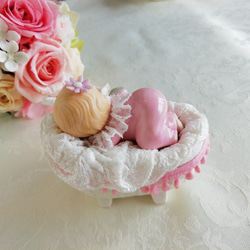 【SOLD】幸せベビー《ピンク》【磁器 人形 レース ドール】　赤ちゃん　出産祝い　プレゼント　癒し　ラブリー 5枚目の画像