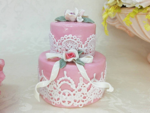 母の日に✨【磁器人形　レースドール】ウェディング ケーキ 二段 《ピンク》  結婚祝い プレゼント ラッキーアイテム 1枚目の画像