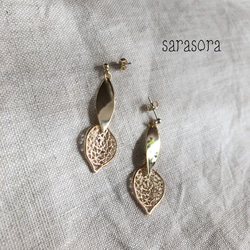 gold drop ×petal earrings 2枚目の画像