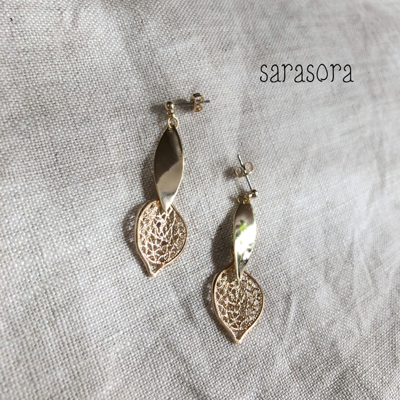 gold drop ×petal earrings 2枚目の画像